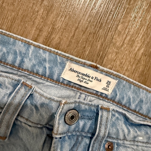 Abercrombie & Fitch Light Wash Tapered Leg Jeans - Picture 2 of 3